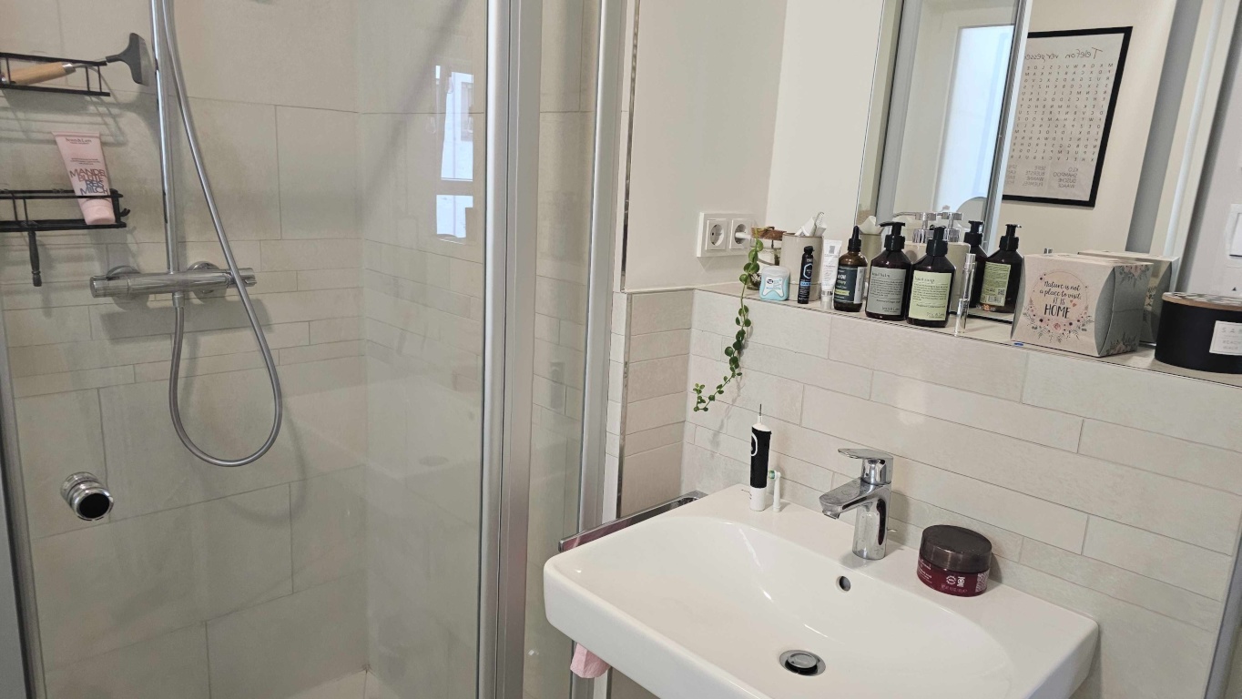 Helle, moderne Wohnung in Friedrichshain – Komplett möbliert (Untermiete 23 August 2026 – 27 August 2026)/Bright, Modern Flat in Friedrichshain – Fully Furnished (23 August 2026 – 27 August 2026 Sublet) – Samariterstraße 70, 10247 Berlin Friedrichshain – Vorschaubild 5