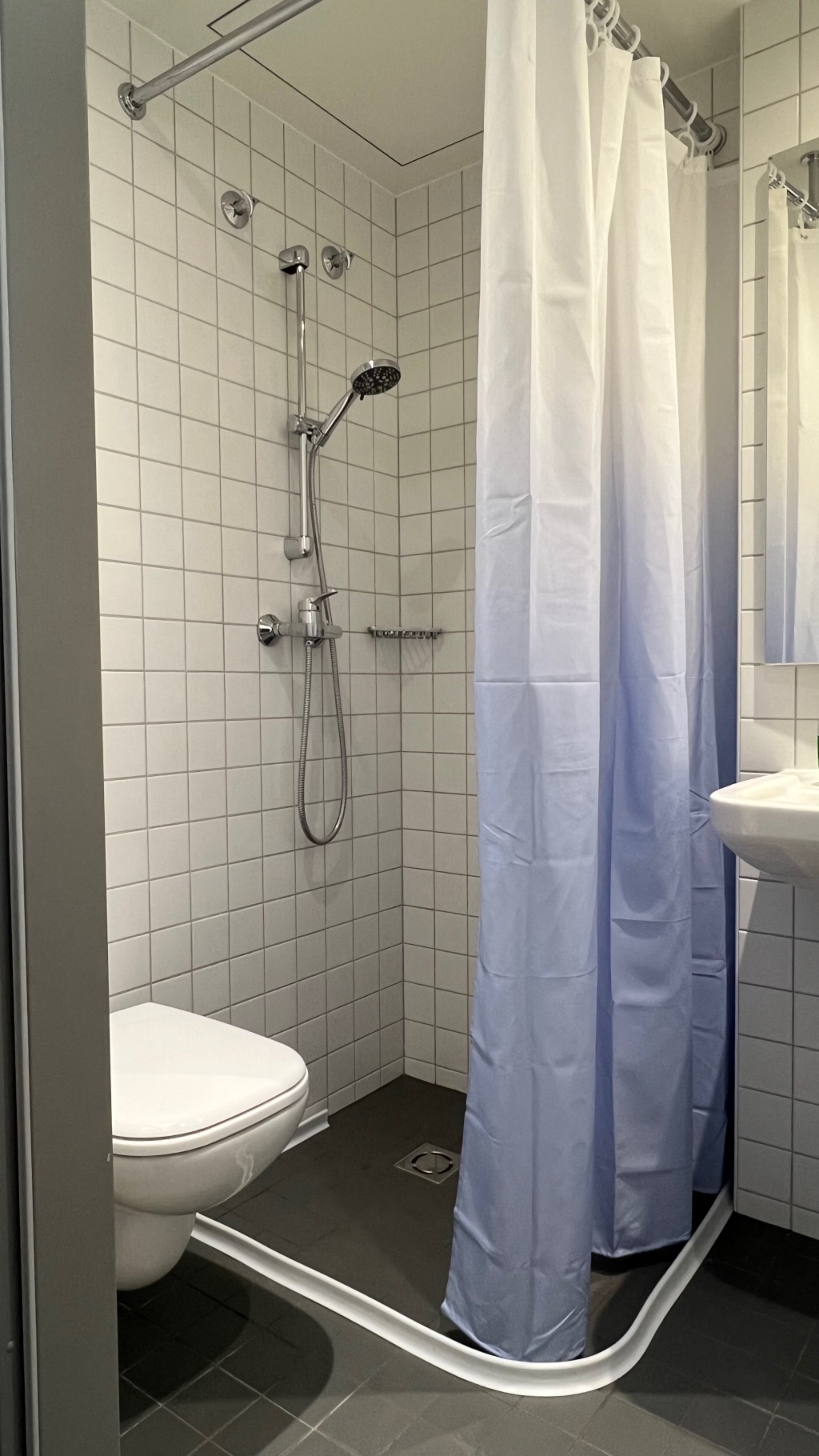 1-Zimmer-Wohnung Planegg/ Martinsried Lochhamerstraße 7 - Bad mit bodengleicher Dusche 1/2