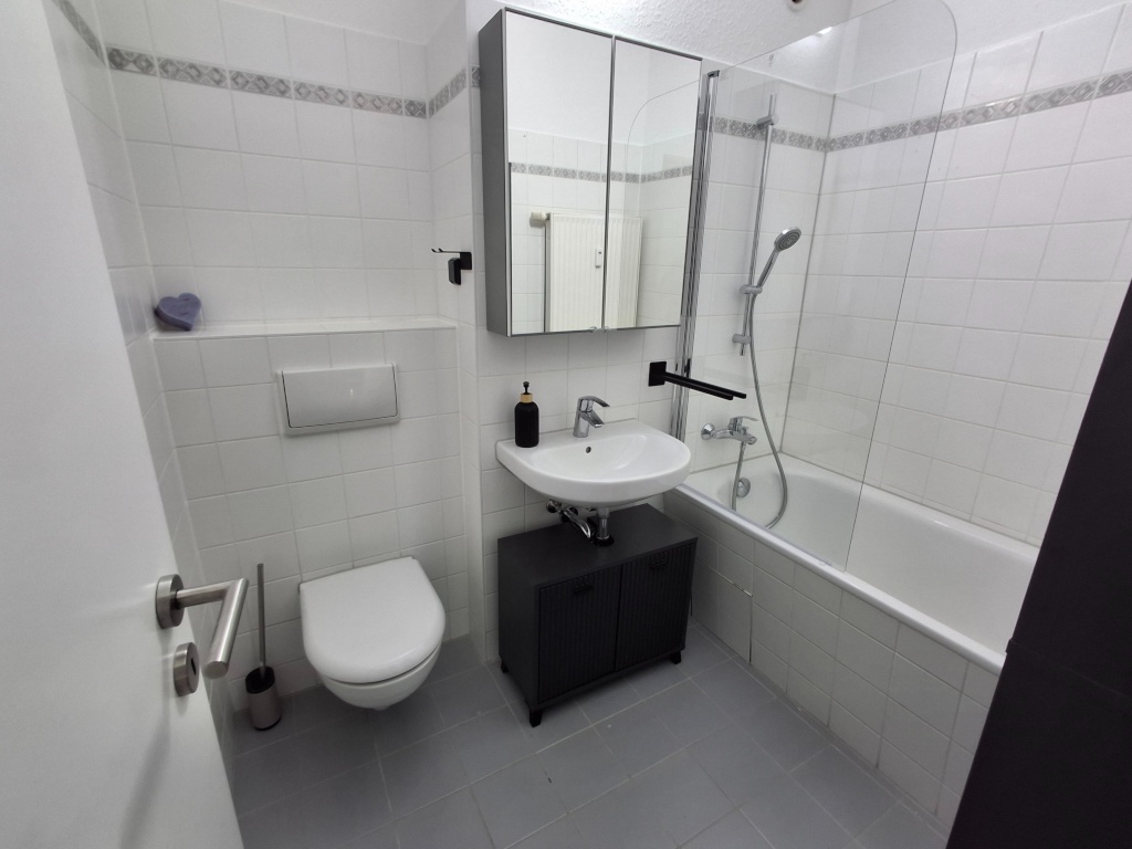 Flatshare Friedrichshain x 0 - modernes Badezimmer