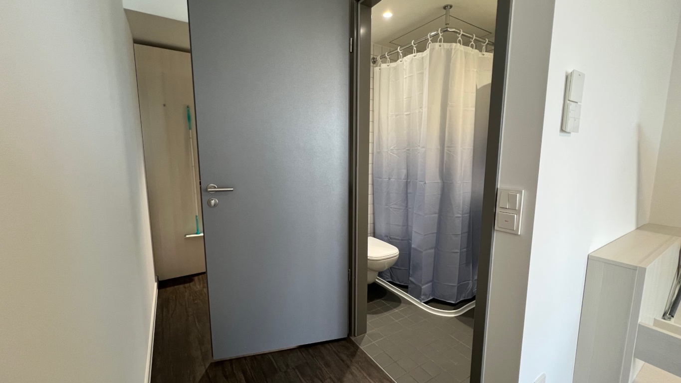 1-Zimmer-Wohnung Planegg/ Martinsried Lochhamerstraße 7 - Bad mit bodengleicher Dusche 2/2