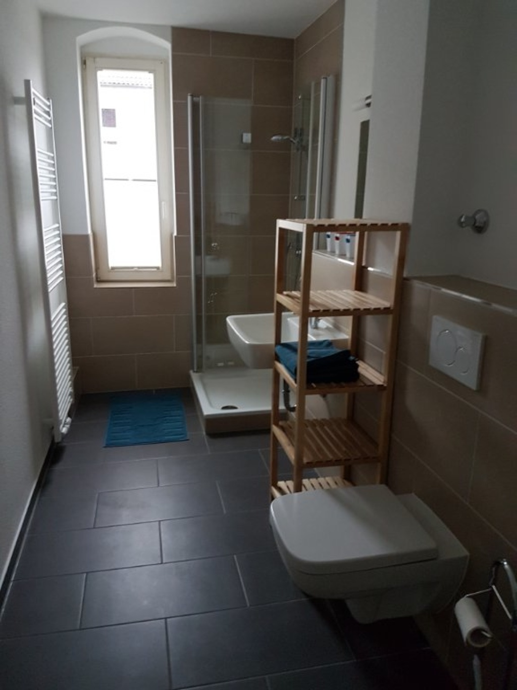 WG-Zimmer Südstadt Frankfurter Straße 110 und 159 - Wohnung 6 - Modernes Tageslichtbad mit Dusche