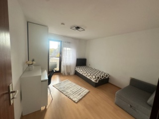 Anzeigenbild: Schönes 14 m² WG-Zimmer mit Balkon und Aussicht – ruhig & möbliert
