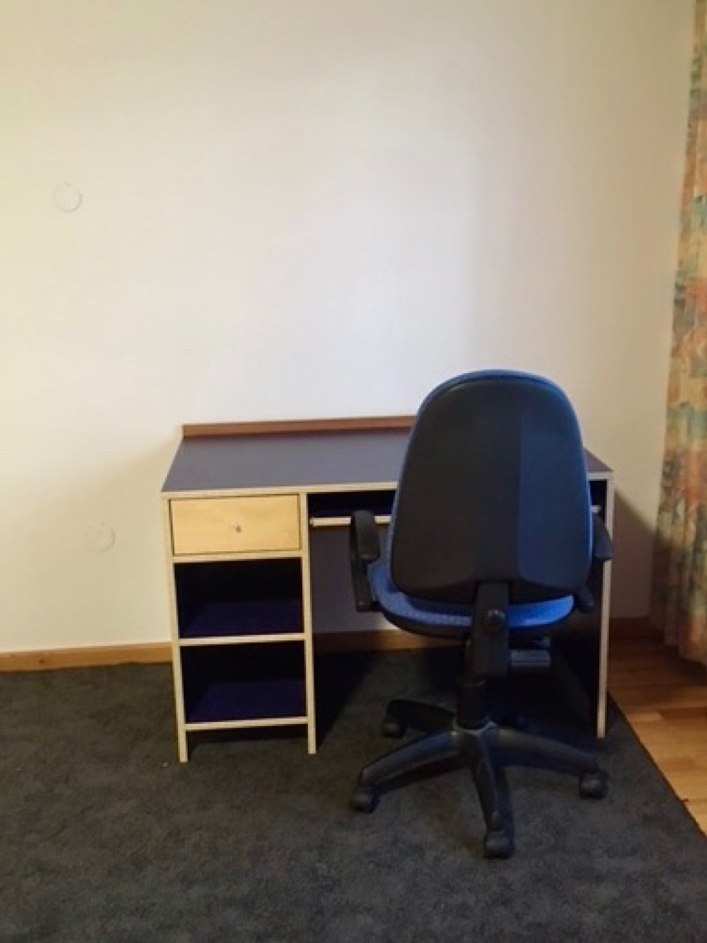 Habitación en WG Oberhaunstadt Straße - Zimmer 2 Schreibtisch mit Stuhl