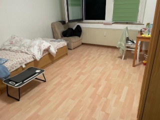 Anzeigenbild: Student + working WG Zimmer (w)