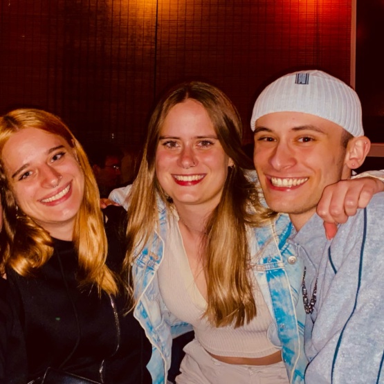 Anzeigenbild: Drei nette Studierende auf der suche nach einer Wohnung für eine Wg.