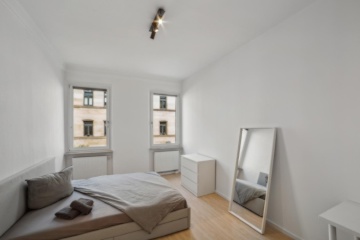 Ad image: WG rooms young women