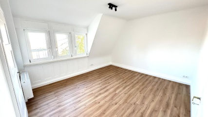 Anzeigenbild: Helles, frisch saniertes Zimmer mit Aussicht | | STG-Ost | 17qm | 3er-Mädels-WG | ab 01.06.