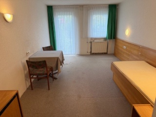 Anzeigenbild: Möbliertes Zimmer mit eigener Kochnische und Bad