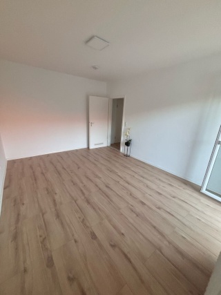 Anzeigenbild: 🌿 Helles, vollmöbliertes WG-Zimmer in Karlsruhe-Hagsfeld – 25 m²  Wir vermieten ein gemütliches, helles und vollmöbliertes Zimmer in einer ruhigen WG in Hagsfeld. Das Zimmer ist ca. 25 m² groß und bietet genug Platz für Schlaf-, Arbeits- und Wohnbereich.