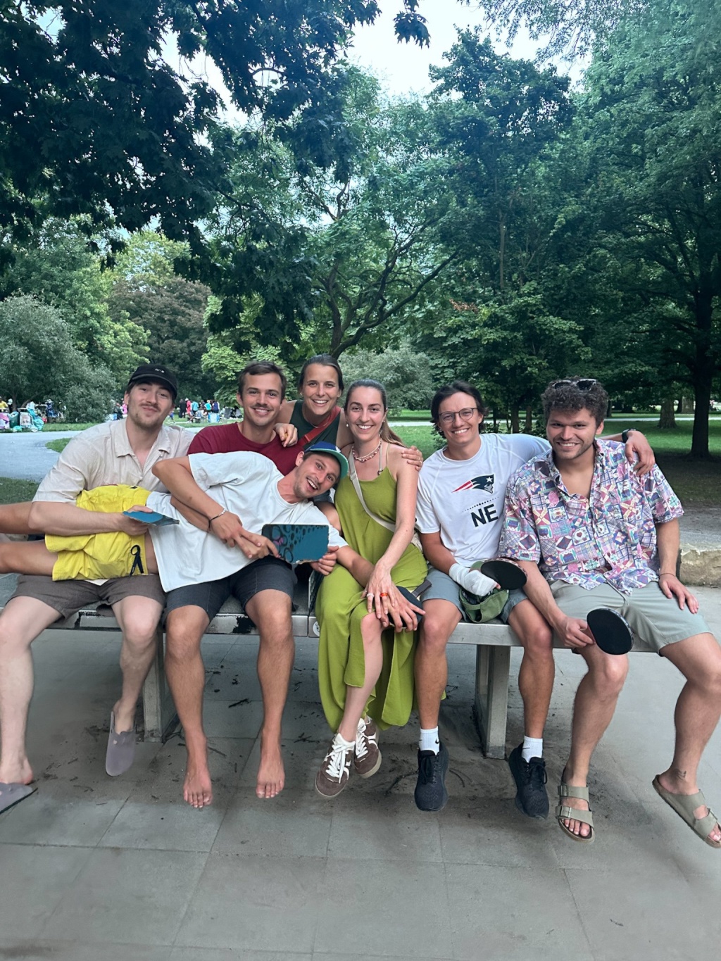 mit den amigos auf der Tischtenisplatte:)