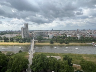 Anzeigenbild: Wohnung mit Flussblick im 17. Stock 🌇 Voll möbliert mit Kochnische, 2 Badezimmern und großem Balkon