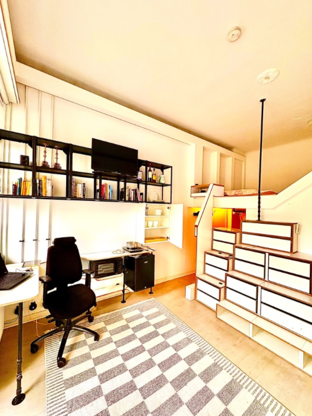 1-Zi.-Wohnloft, hell, Nähe U-Bhf, Schlosspark, Stuttgarterplatz, möbliert eigenes Bad, Küche Balkon, Südostlage, Aufzug, – Windscheidstraße 2, 10627 Berlin Charlottenburg – Vorschaubild 2