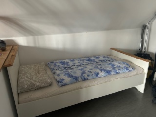 Anzeigenbild: Im Wohnung gibt alles, was man braucht, zum Beispiel Kühlschrank für kochen Herd, Pizza backen. Wasserkocher alles gibt schon kann man alles benutzen