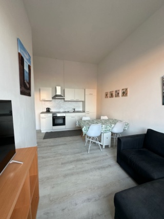 Anzeigenbild: Helle 2 Zimmerwohnung mit Einbauküche sehr gemütlich liegt im ersten Stock