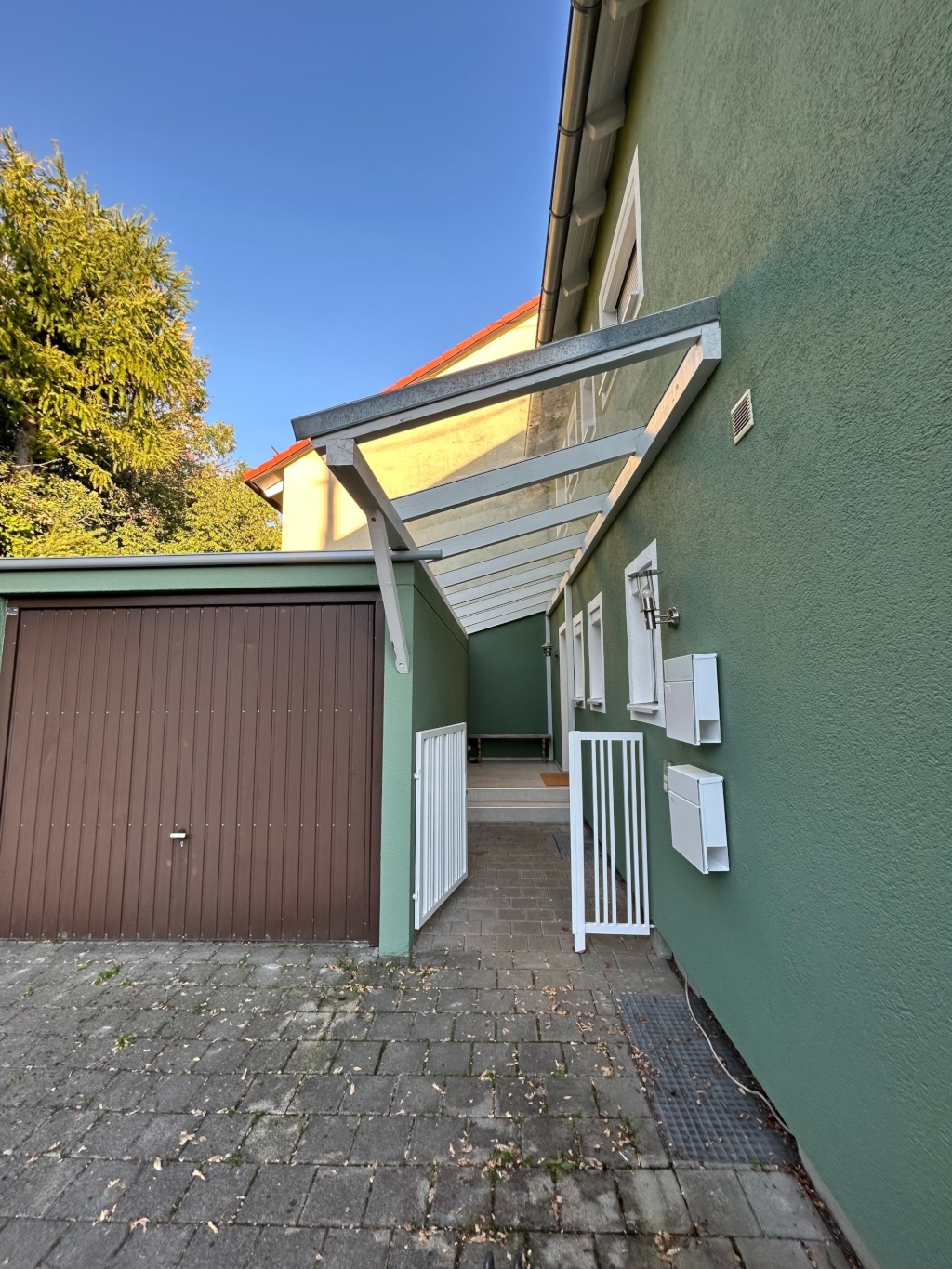 WG-Zimmer Garching bei München Tannenbergstr. 2 - Eingang zum Haus
