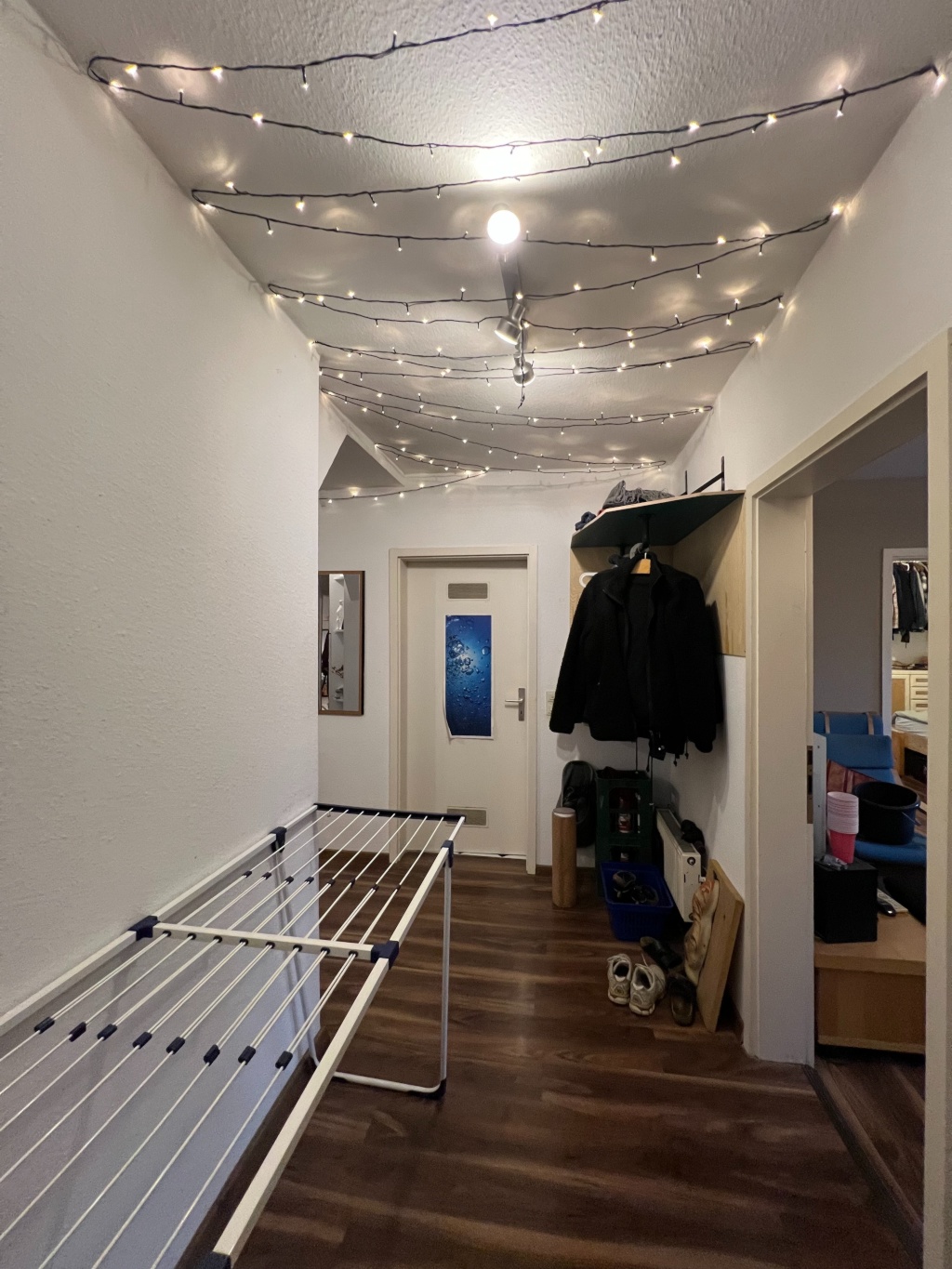WG-Zimmer Bad Cannstatt Wildunger Straße 39 - Flur mit Eingang zu Wohnzimmer und Badezimmer, Wäscheständer und Jackengaderobe
