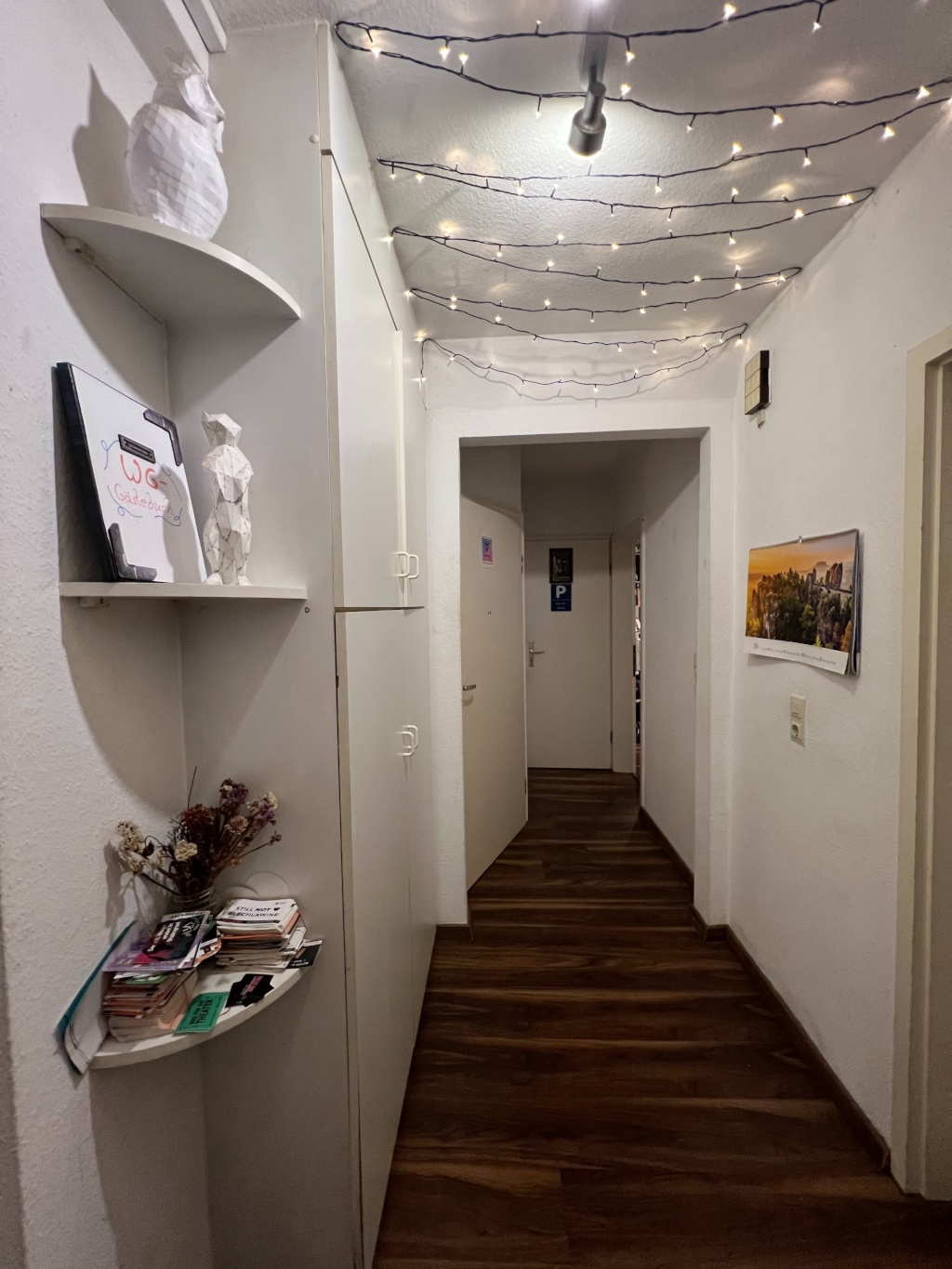 WG-Zimmer Bad Cannstatt Wildunger Straße 39 - Flur mit Ausgang aus der Wohnung und Tür zum Klo