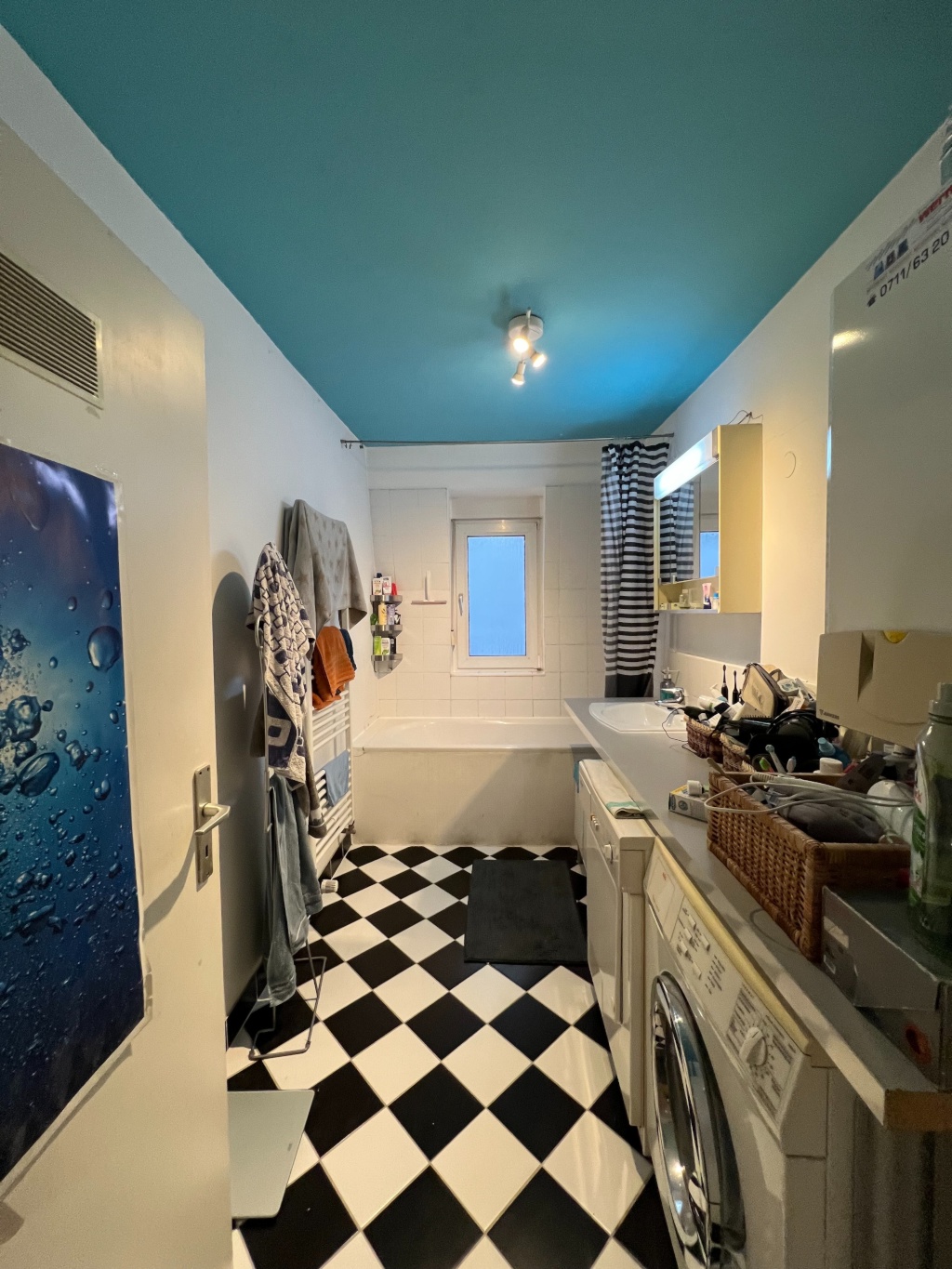 WG-Zimmer Bad Cannstatt Wildunger Straße 39 - Badezimmer mit Badewanne/Dusch-Kombo, Trockner, Waschmaschine und Waschbecken
