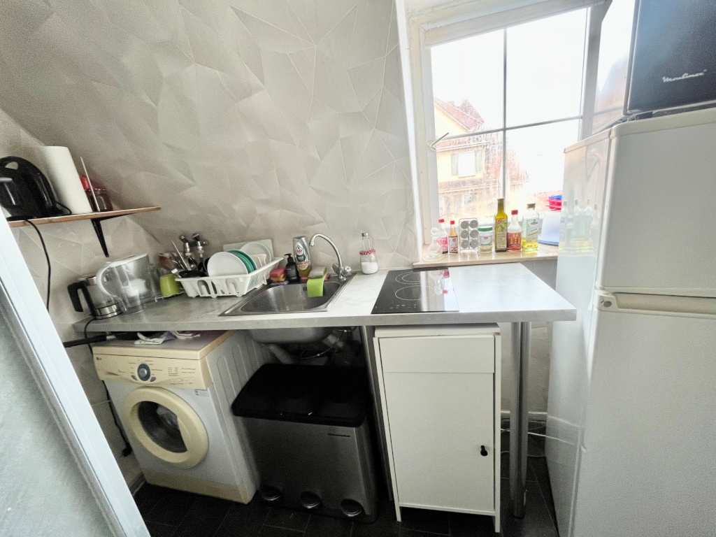 Wohnung Feuerbach Bludenzerstr. 41 - Küche und Dusche Links