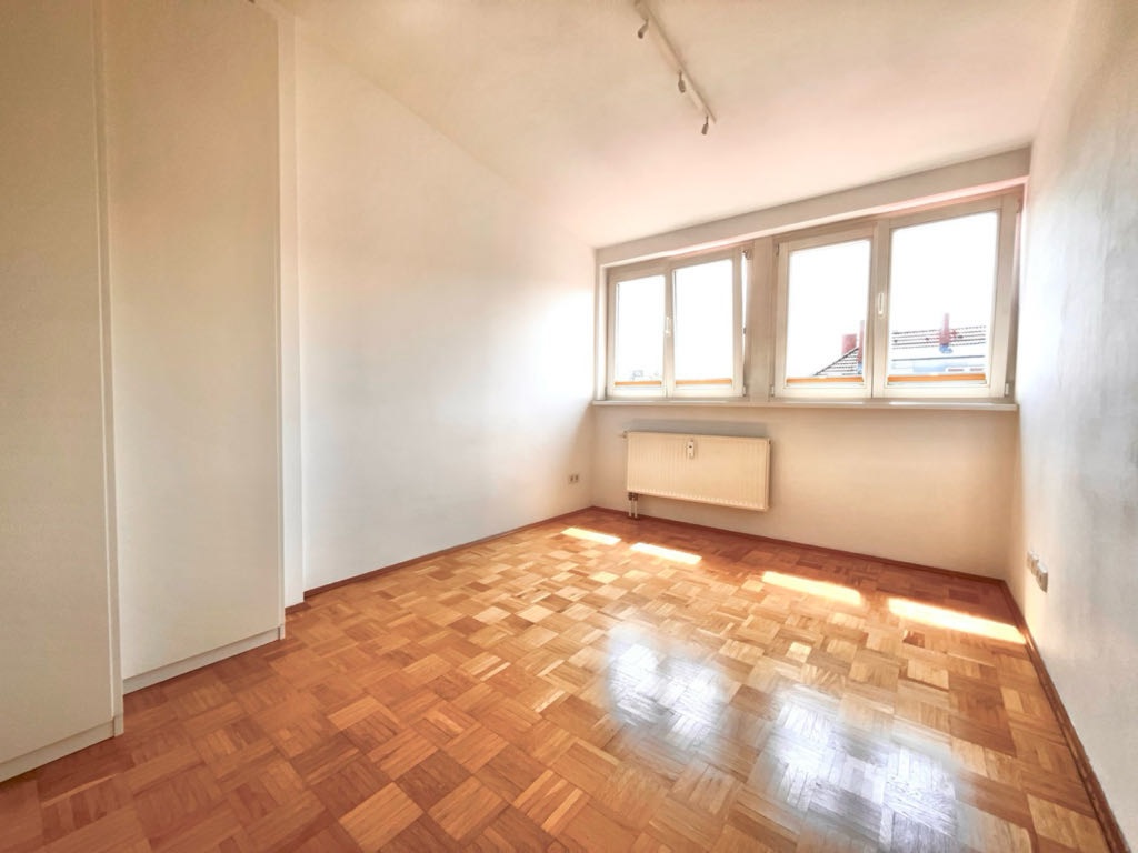WG-Zimmer Friedenau Nähe Lauenburger Platz - ...hier das eine Zimmer mit 12 m²...
