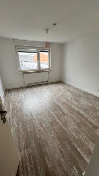Anzeigenbild: TOP Lage // WG mitbewohnerin gesucht