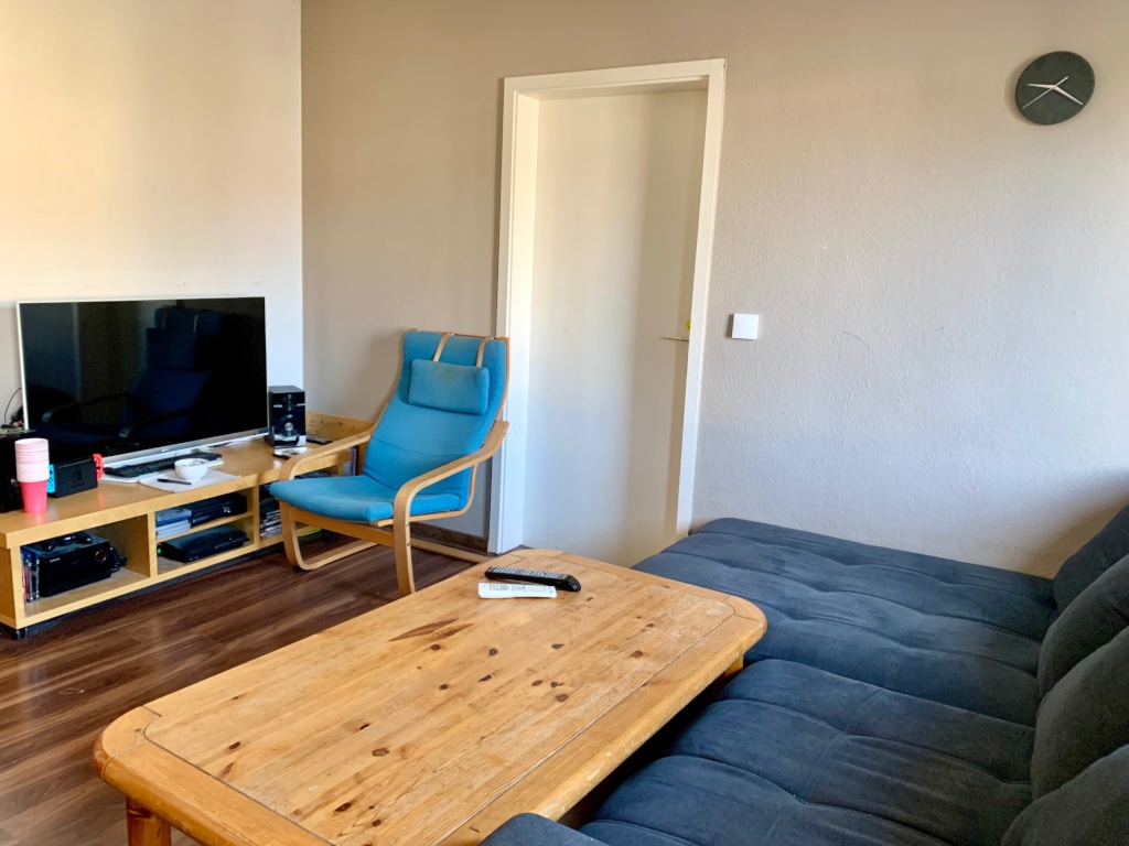 WG-Zimmer Bad Cannstatt Wildunger Straße 39 - Wohnzimmer mit Couch, Sessel, Fernseher und Couchtisch