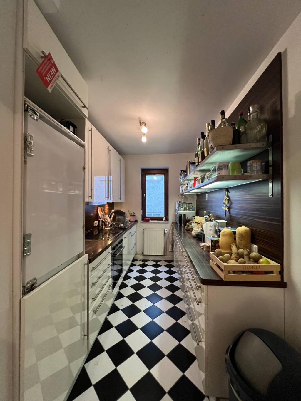 WG-Zimmer Bad Cannstatt Wildunger Straße 39 - Küche mit zwei Zeilen mit Kühlschrank, Ofen, Herd und Spülmaschine