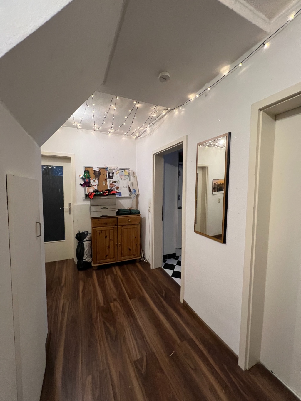 WG-Zimmer Bad Cannstatt Wildunger Straße 39 - Flur mit Türen zur Küche und Badezimmer