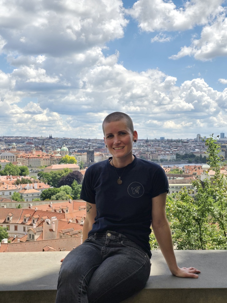 Anzeigenbild: Kunststudentin (neurodivergent) sucht ruhige, feministische WG mit FLINTA* oder Allys