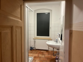 Anzeigenbild: 2 Zimmer in einer 4-Zimmer-Wohnung (nur für Frau, allein oder mit einem Kind)