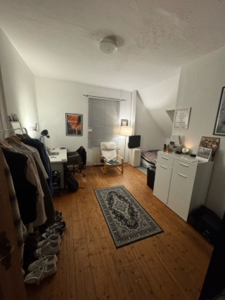 Teilmöbliertes WG-Zimmer mit hohen Decken in zentraler Lage