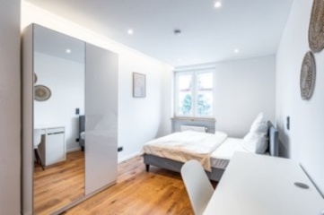 Anzeigenbild: Einziehen & sparen: 1 Monatsmiete Bonus | Frisch saniertes WG-Zimmer mit super Anbindung