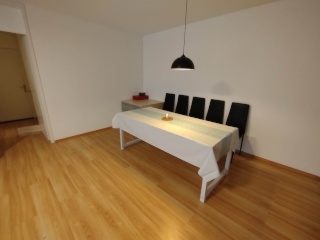 Anzeigenbild: Großes 11m2-Zimmer in 3er-WG mit Loggia, Aufzug & Schwimmbad – Schnell in Frankfurt