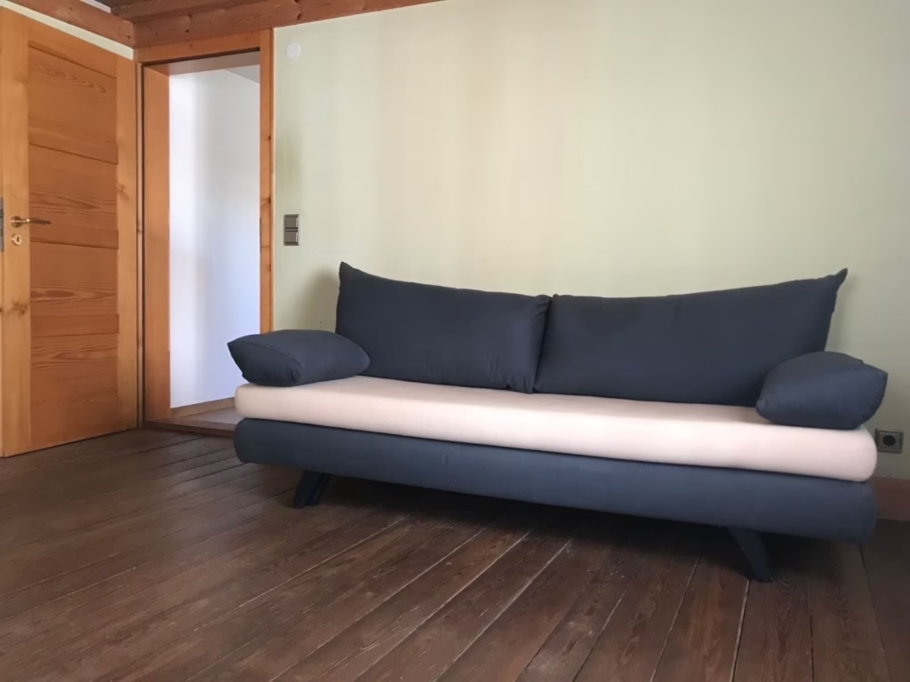 WG-Zimmer zentrale Innenstadt Wettestraße - Zimmerzugang mit Schlafsofa im OG