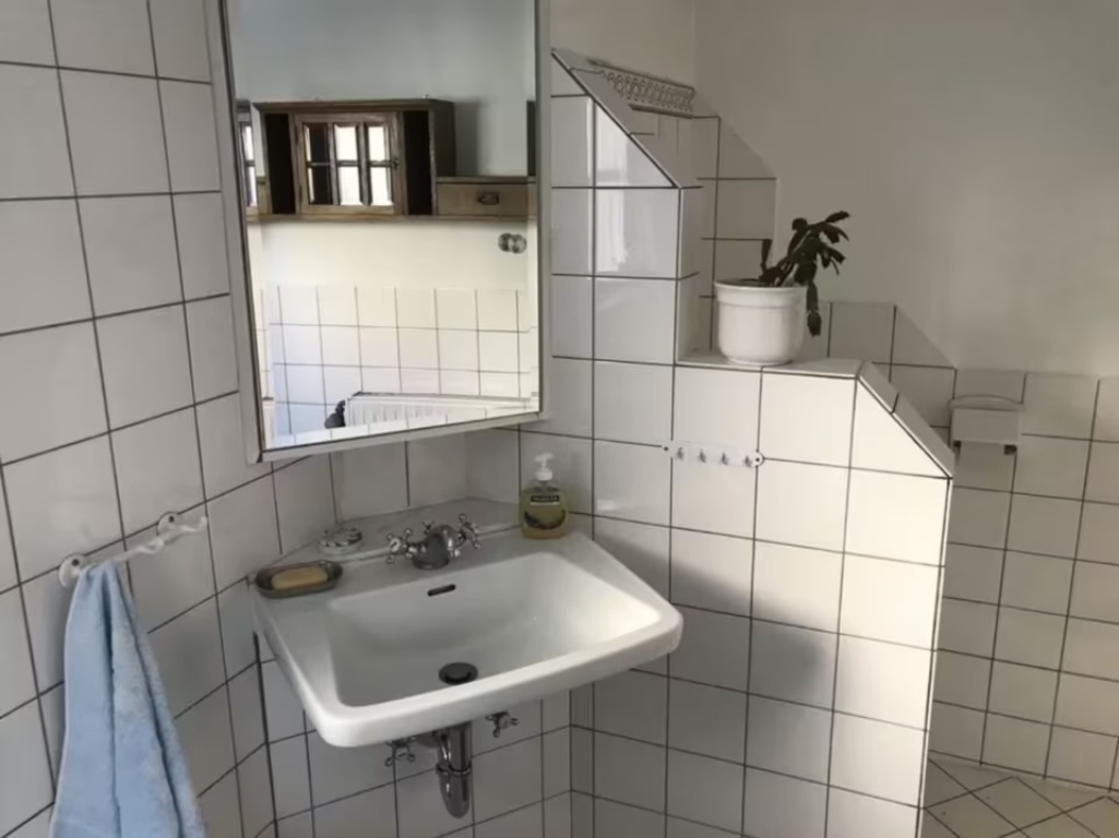 WG-Zimmer zentrale Innenstadt Wettestraße - Bad mit Waschbecken im OG