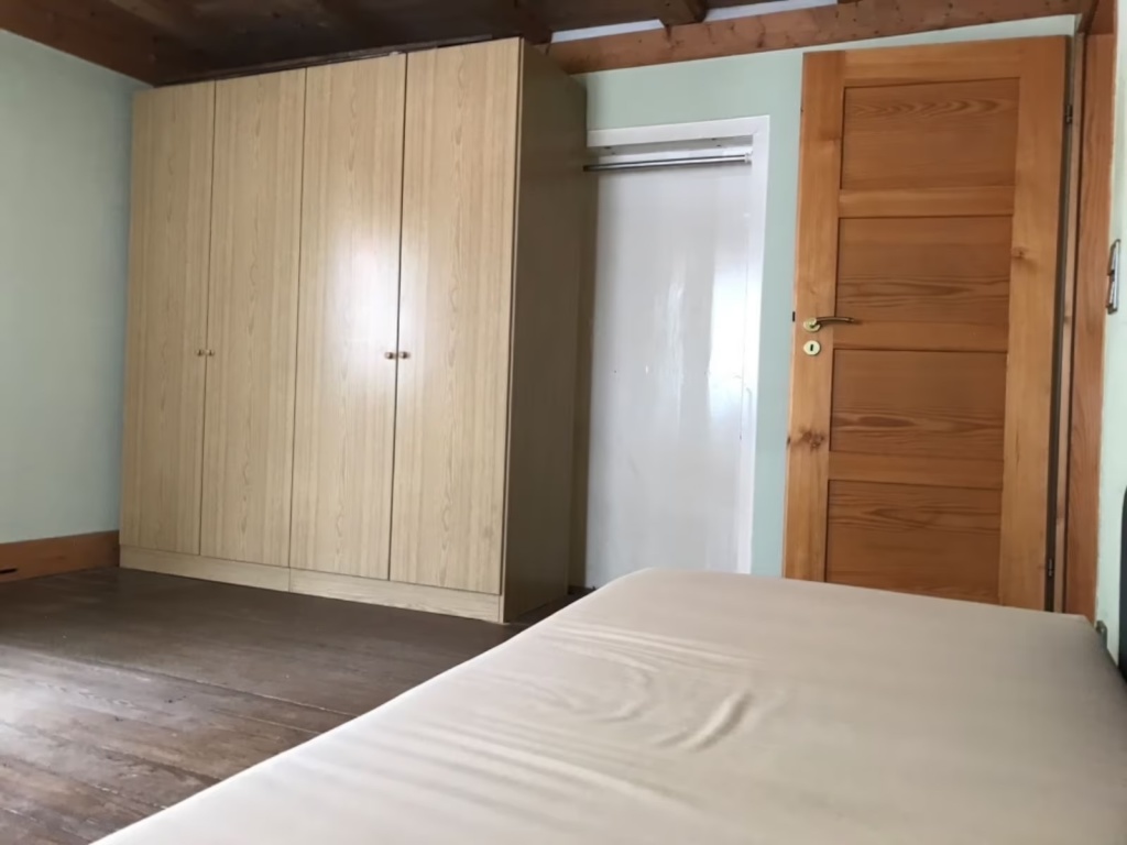 WG-Zimmer zentrale Innenstadt Wettestraße - Zimmer mit Schrank und Schlafsofa im OG