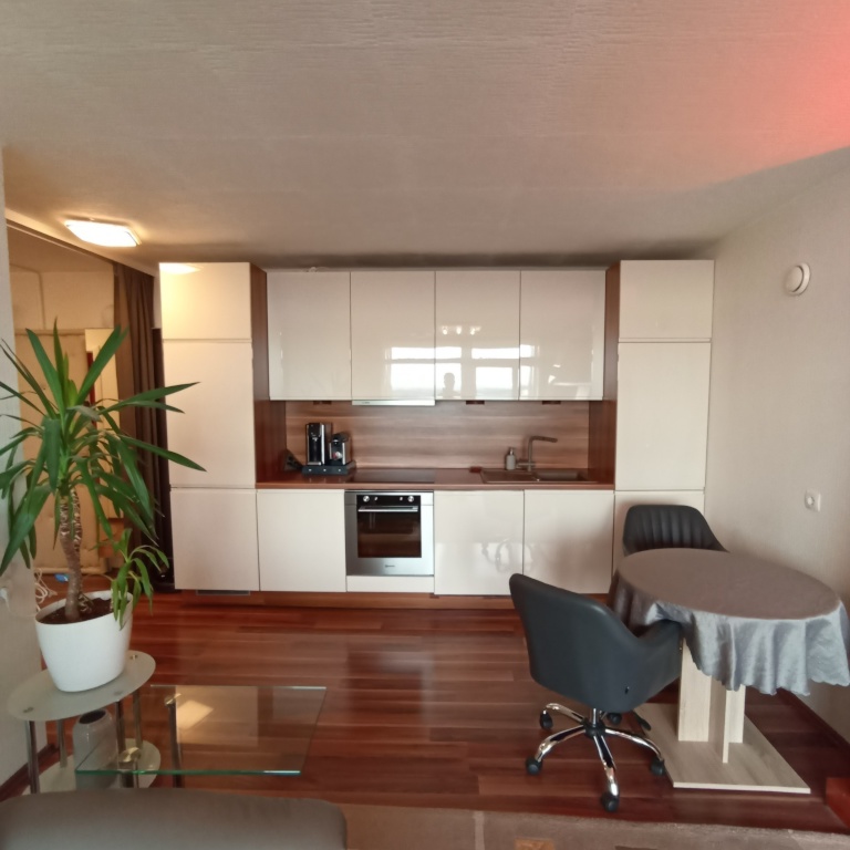 Komplett eingerichtete Wohnung mit sonnigem Balkon und traumhafter Aussicht in zentraler Lage (Köln-Sülz) – Luxemburger Straße 124, 50939 Köln Sülz – Vorschaubild 4