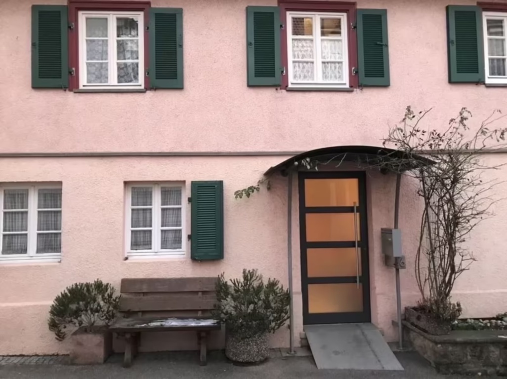 WG-Zimmer zentrale Innenstadt Wettestraße - Gebäudezugang mit Holzbank