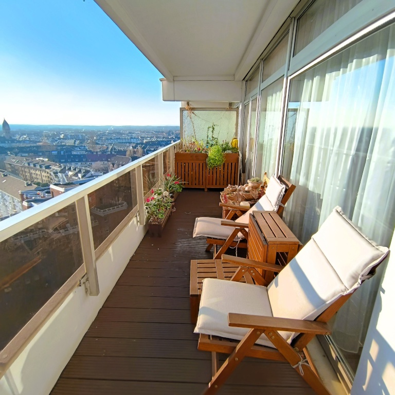 Komplett eingerichtete Wohnung mit sonnigem Balkon und traumhafter Aussicht in zentraler Lage (Köln-Sülz) – Luxemburger Straße 124, 50939 Köln Sülz – Vorschaubild 2