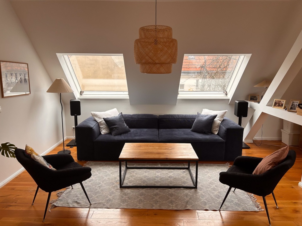 Befristet: Sehr schöne, möblierte 115-qm DG-Wohnung im Weserkiez / 2-week sublet: Stylish fully furnished 115sqm Top-Floor Apartment in Weserkiez