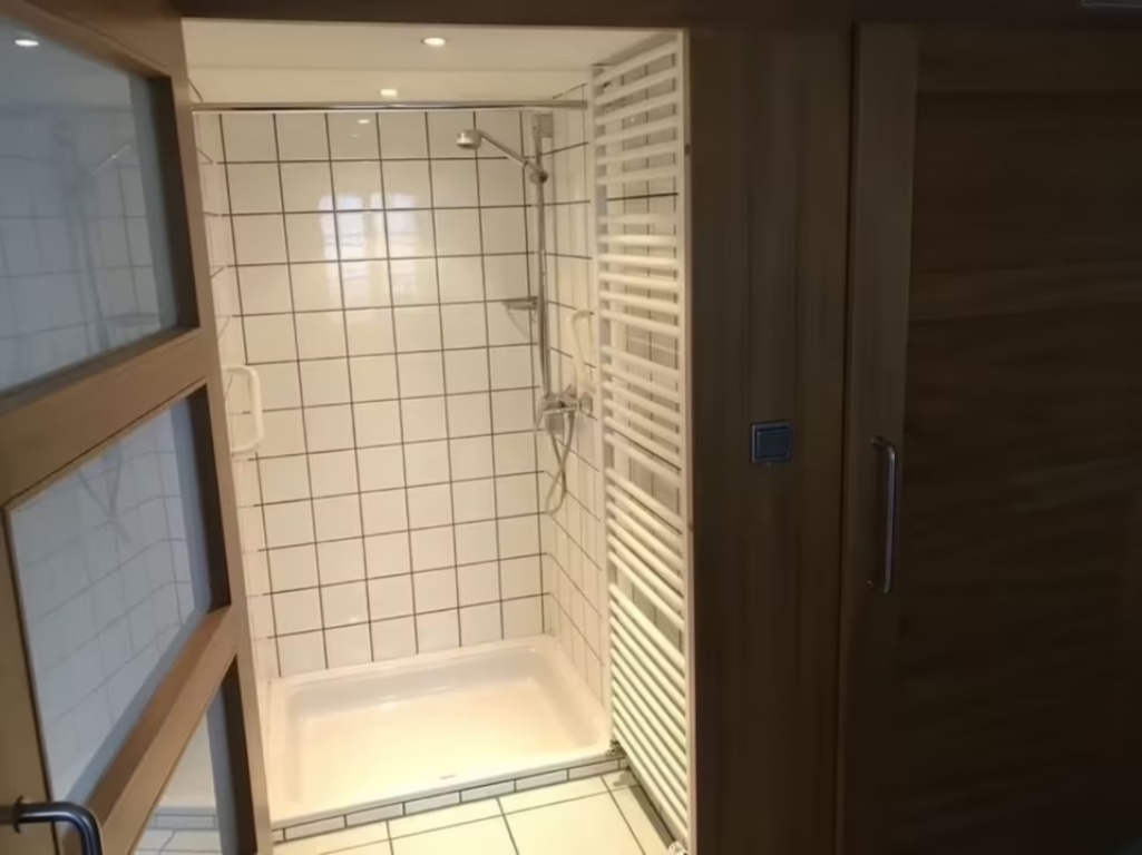 WG-Zimmer zentrale Innenstadt Wettestraße - Dusche in der Waschküche im EG