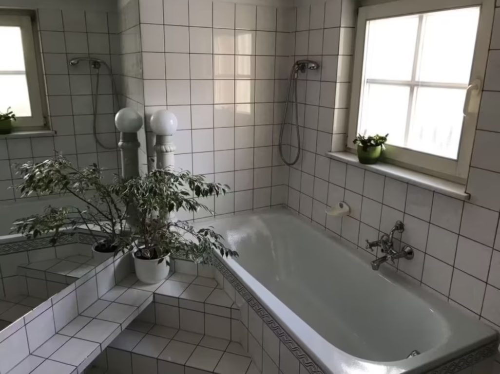 WG-Zimmer zentrale Innenstadt Wettestraße - Bad mit Badewanne im OG