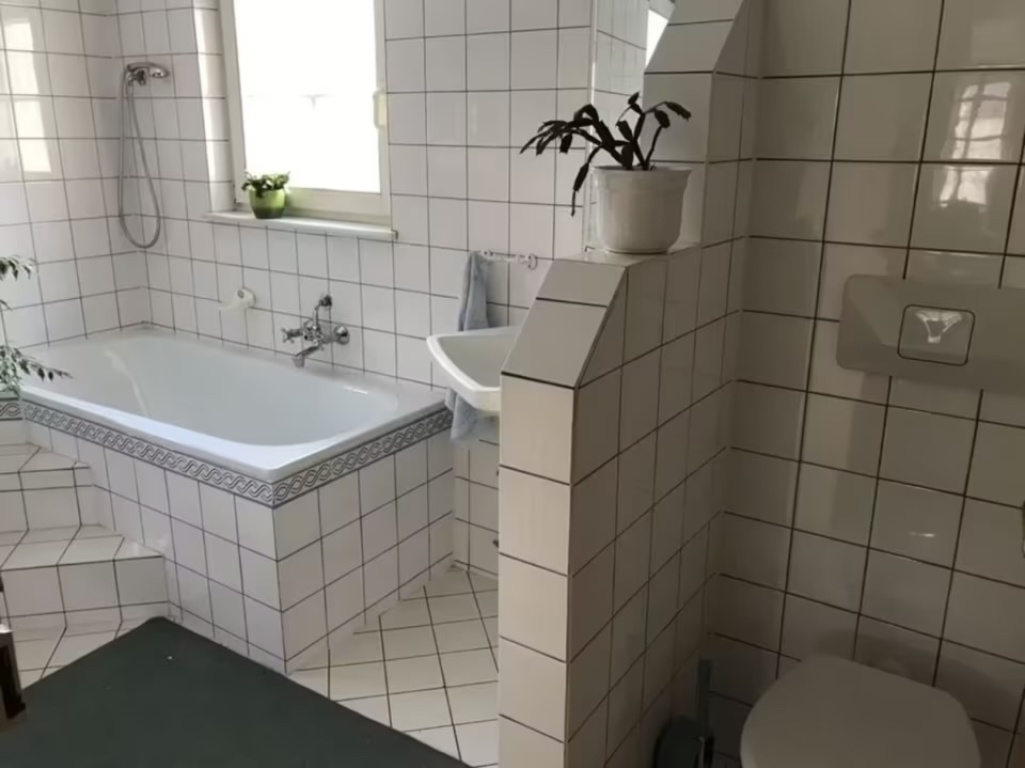 WG-Zimmer zentrale Innenstadt Wettestraße - Bad mit Badewanne, Waschbecken und WC im OG
