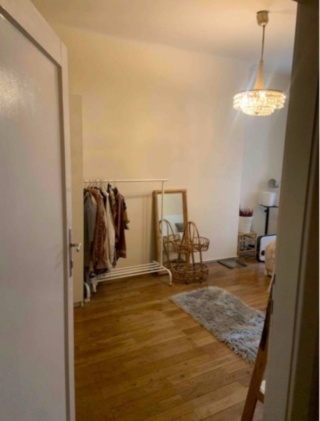 Anzeigenbild: Ich suche im Zeitraum 1. August bis 25.9. eine verlässliche Mitbewohnerin (Weiblich) für ein helles, voll möbliertes Zimmer in meiner 60-m2-Wohnung im 5. Bezirk