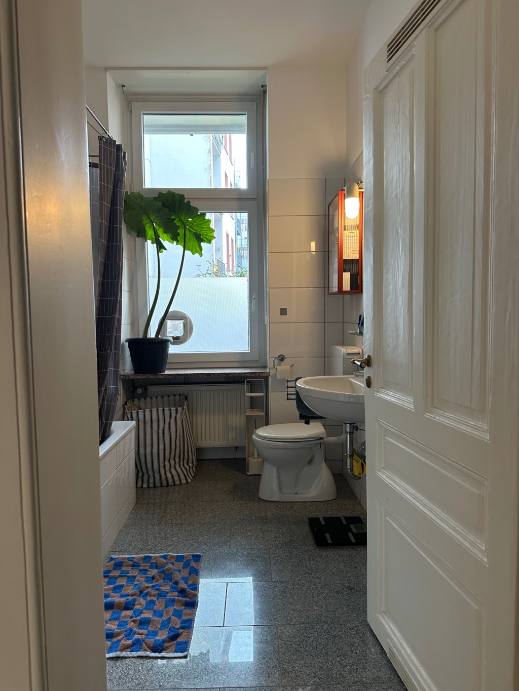 Wohnung Nordend-Ost Neuhofstraße - Wohnungsflur Richtung Bad