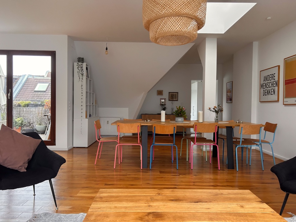 Befristet: Sehr schöne, möblierte 115-qm DG-Wohnung im Weserkiez / 2-week sublet: Stylish fully furnished 115sqm Top-Floor Apartment in Weserkiez – Sonnenallee, 12045 Berlin Neukölln – Vorschaubild 2