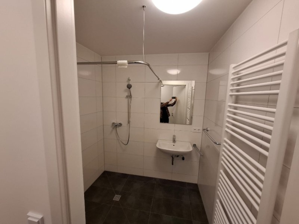Neubau-Apartment möbliert mit Balkon, Aufzug und eigenen Stellplatz - ideal für Studierende & Berufseinsteiger – Anton-Bruckner-Straße 1, 91052 Erlangen Erlangen-Süd – Vorschaubild 3
