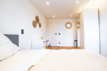 Anzeigenbild: Einziehen & sparen: 1 Monatsmiete Bonus | Frisch saniertes WG-Zimmer mit super Anbindung