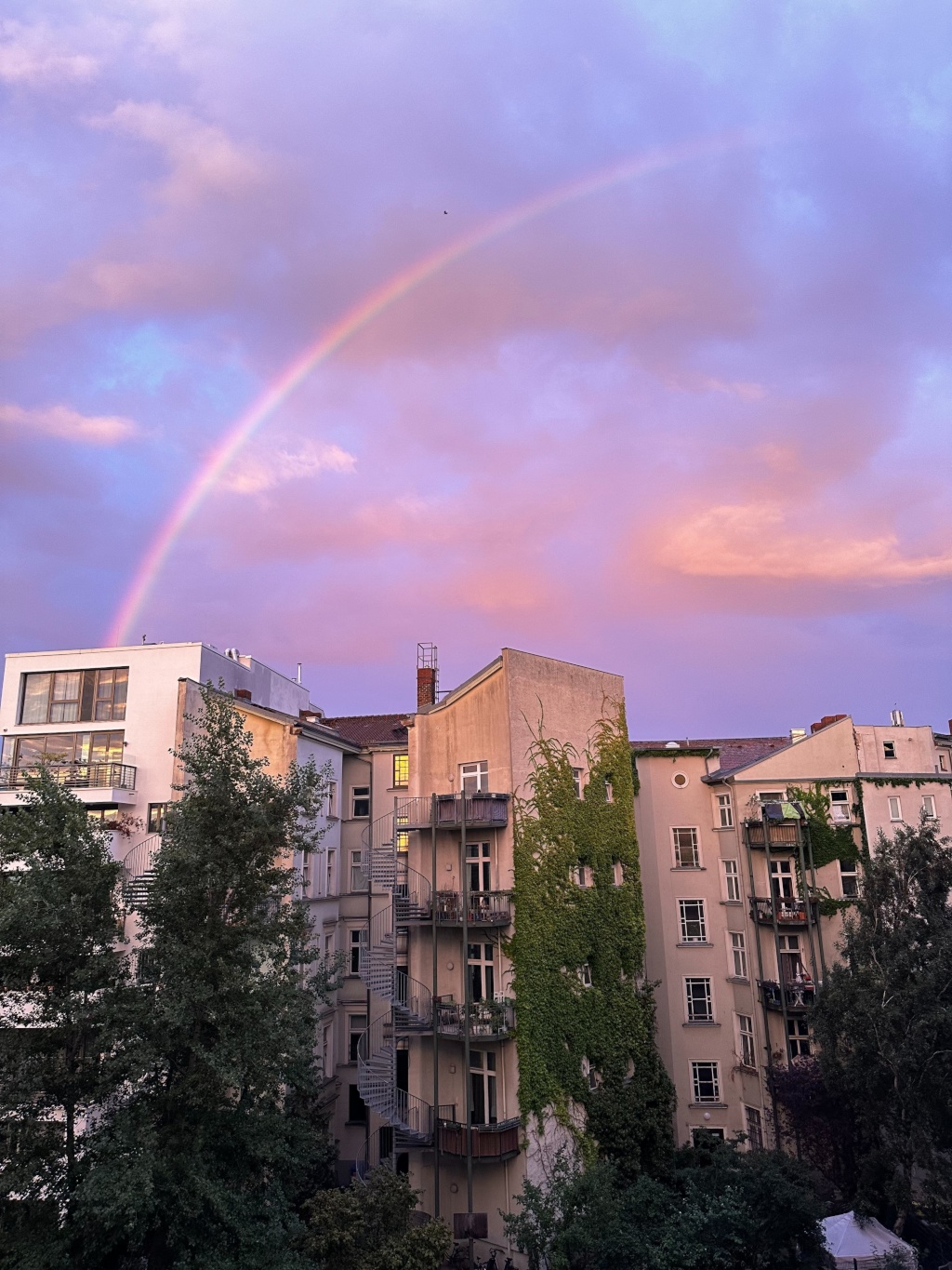Wohnung Kreuzberg Fromet-und-Moses-Mendelssohn-Platz - Blick aus Wohnzimmer und vom Balkon
