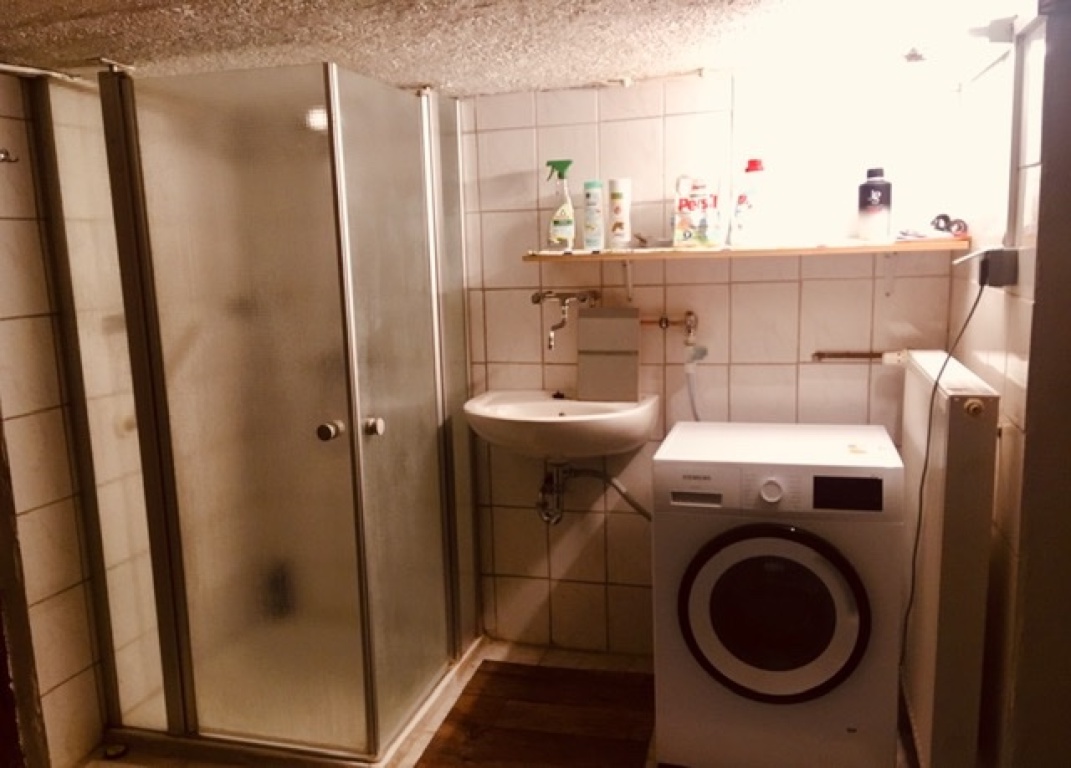 Habitación en WG Oberhaunstadt Straße - Bad - Dusche mit Waschmaschine und Waschbecken